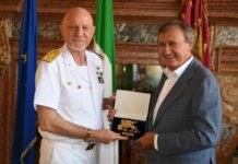 Il sindaco Brugnaro saluta l’ammiraglio Pellizzari