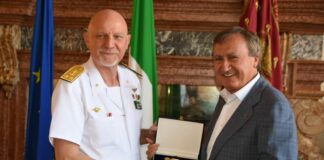 Il sindaco Brugnaro saluta l’ammiraglio Pellizzari