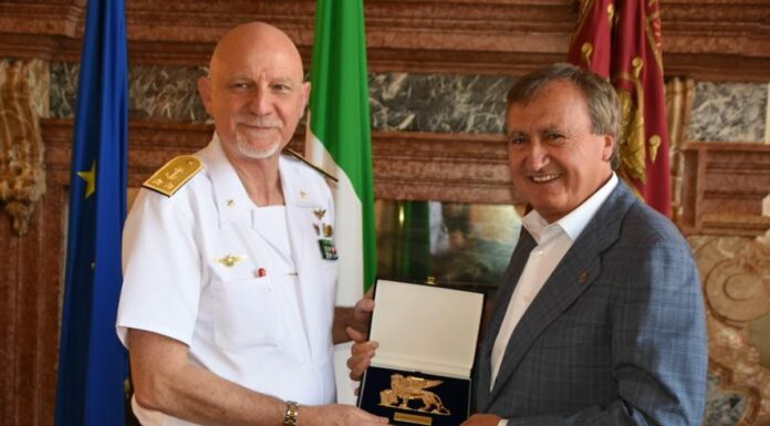 Il sindaco Brugnaro saluta l’ammiraglio Pellizzari