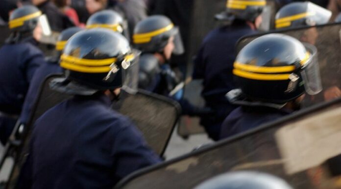 In Francia quinta notte di scontri, oltre 700 arresti