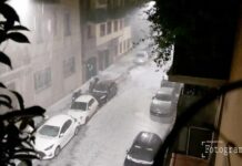 Maltempo, pioggia e grandine nella notte a Milano. Strade allagate