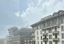 Milano, nuova bomba d’acqua. Strade allagate e lunghe code