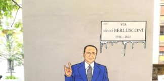 Milano, riappare il murales su Berlusconi. Il Cavaliere fà le corna