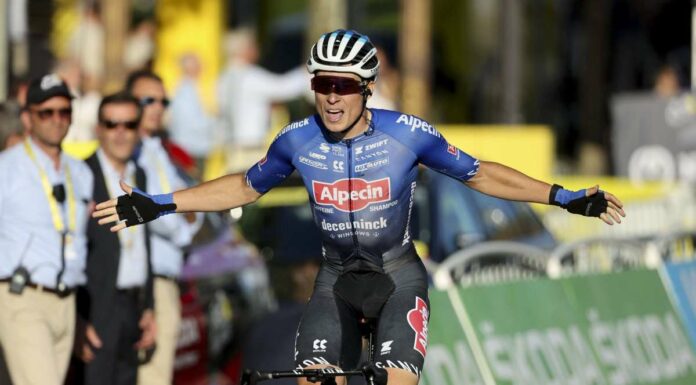 Tripletta di Philipsen al Tour, Vingegaard resta in giallo