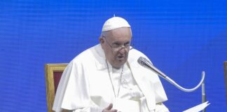 Papa “Grazie a Lampedusa per l’impegno a favore dei migranti”