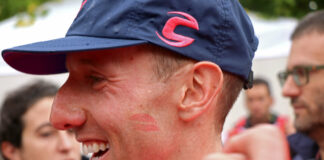 Woods conquista il Puy de Dome, Vingegaard in giallo