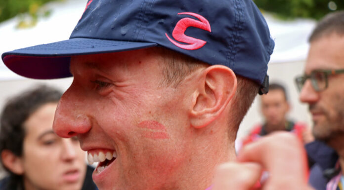 Woods conquista il Puy de Dome, Vingegaard in giallo