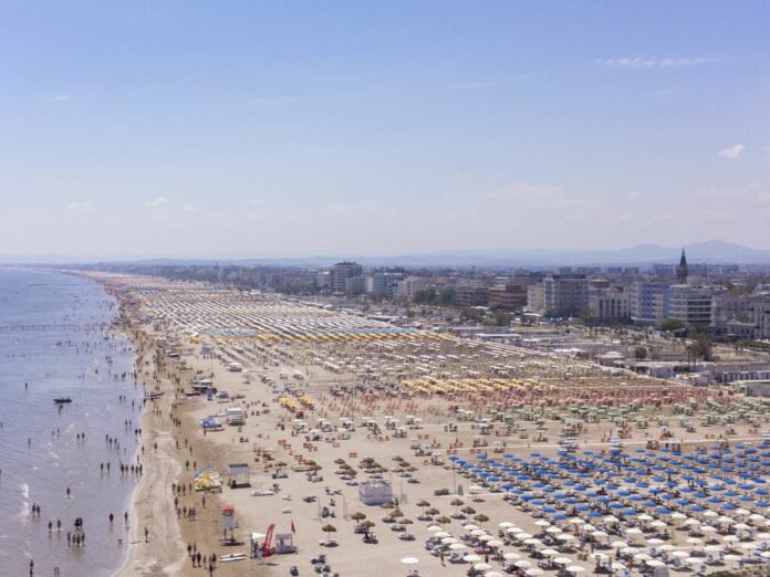 RIVIERA ADRIATICA - Rimini, vista panoramiche della spiaggia e beach life. la Riviera Riparte dopo l'alluvione del 16 maggio - la stagione balneare