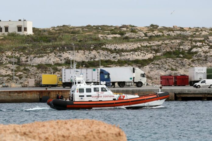 LAMPEDUSA MOTOVEDETTA DELLA GUARDIA COSTIERA CONTROLLI ATTORNO ALL' ISOLA