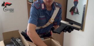 Roma, scoperto laboratorio per modificare armi giocattolo, 3 arresti