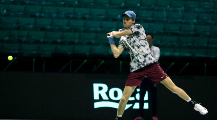 Sinner eliminato in semifinale a Wimbledon da Djokovic