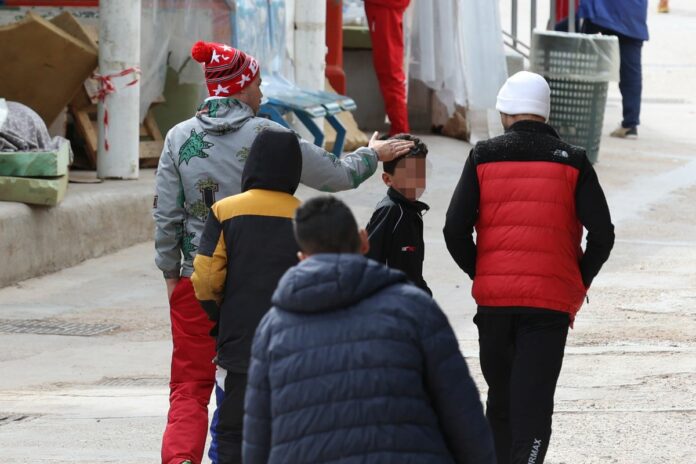 HOTSPOT LAMPEDUSA SI ASPETTA CHE LE CONDIZIONI METEO MIGLIORINO PER TRASFERIRE I MIGRANTI IN ALTRI CENTRI