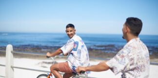 I viaggi LGBTQ+ tra cautela e fiducia in una ricerca di Booking.com