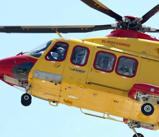 Elicottero con a bordo 4 persone precipita in Valtellina. Fontana “Tutti gli occupanti in buone condizioni ma feriti”