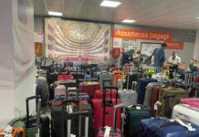 Caos e disagi all’aeroporto di Palermo, centinaia di bagagli stipati in area arrivi