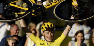 Vingegaard in giallo a Parigi: il Tour è ancora suo