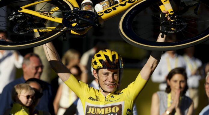 Vingegaard in giallo a Parigi: il Tour è ancora suo