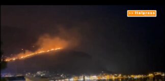 Notte di incendi a Palermo. Case minacciate da roghi, riapre l’aeroporto