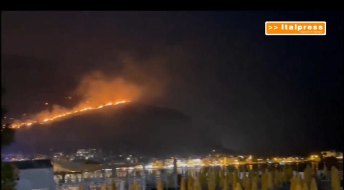 Notte di incendi a Palermo. Case minacciate da roghi, riapre l’aeroporto