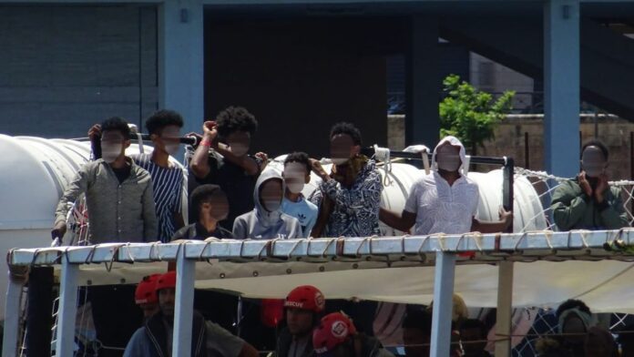 Brindisi - Arrivati i 299 migranti nel porto di Brindisi con la nave Open Arms