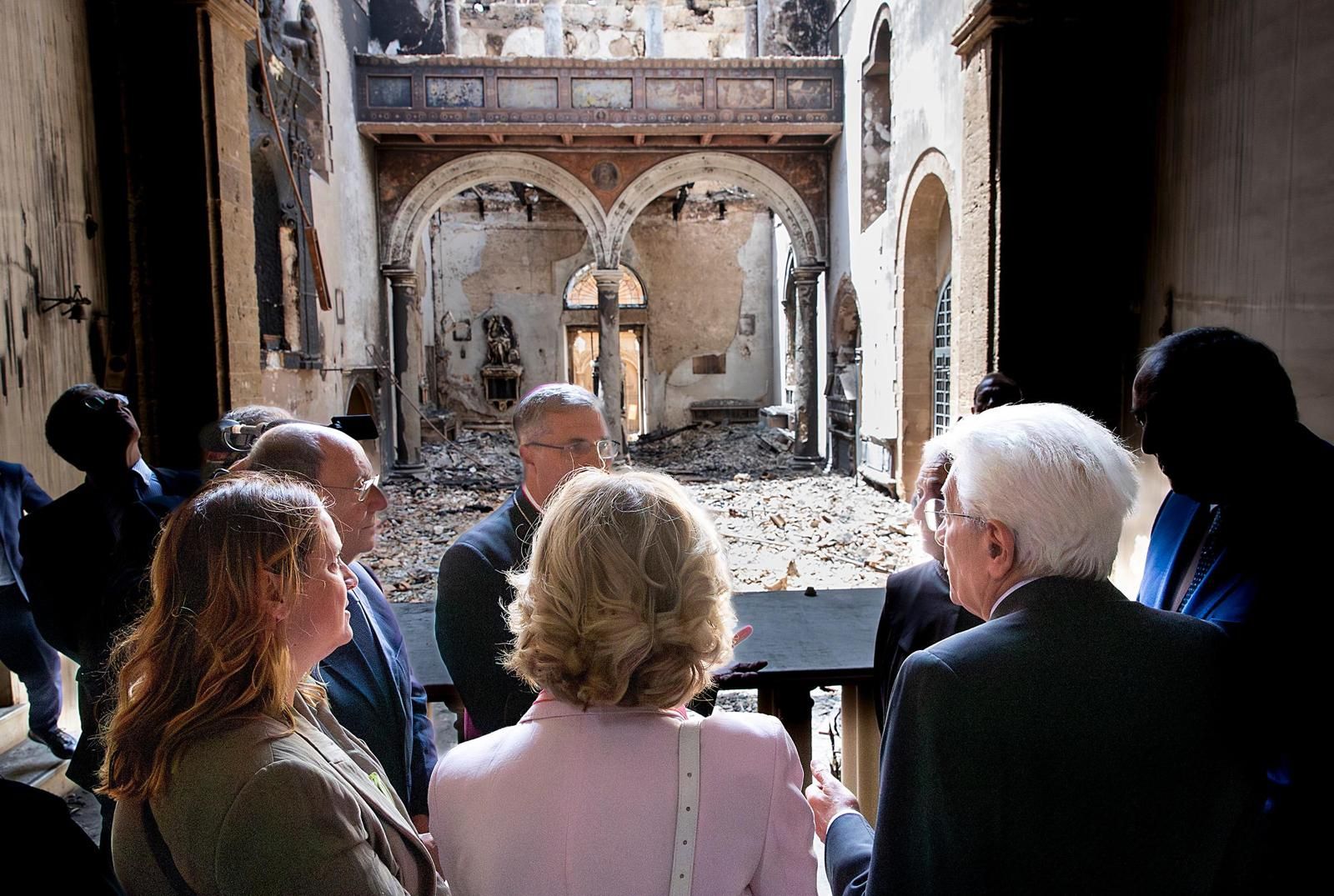 Mattarella visita chiesa di Palermo danneggiata dalle fiamme