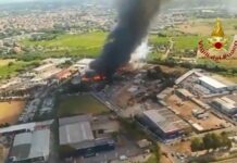 Deposito di rifiuti in fiamme a Ciampino, alta colonna di fumo