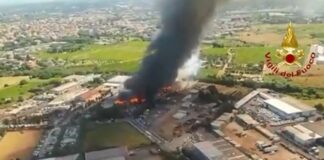 Deposito di rifiuti in fiamme a Ciampino, alta colonna di fumo