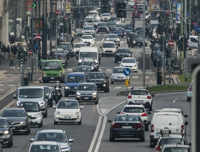 Milano. Traffico auto per le strade con biciclette e monopattini