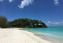 Crociera ai Caraibi: 10 Luoghi da Sogno da Visitare Antigua spiaggia