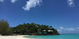 Crociera ai Caraibi: 10 Luoghi da Sogno da Visitare Antigua spiaggia