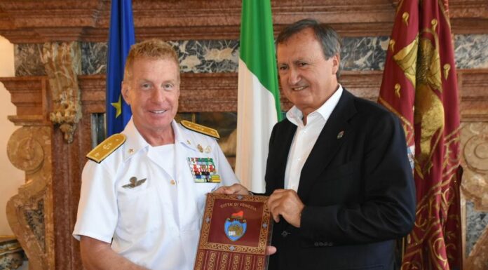 Brugnaro saluta il nuovo comandante della Capitaneria di Porto Marini