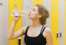 Dieta anti cistite: cosa mangiare per proteggere il benessere delle vie urinarie donna che beve acqua