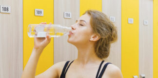 Dieta anti cistite: cosa mangiare per proteggere il benessere delle vie urinarie donna che beve acqua