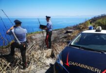 Provocano incendio con un telo mare, denunciati due turisti a Vulcano