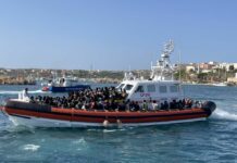 A Lampedusa sbarchi senza sosta, donna incinta perde bimbo