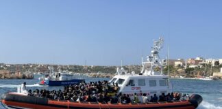 A Lampedusa sbarchi senza sosta, donna incinta perde bimbo