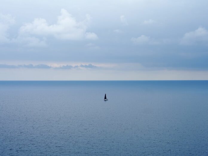 Varazze, Mare ligure e spiaggia con ombrelloni vuoti o con poche persone