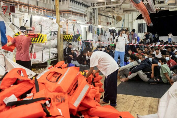 Nave soccorso Geo Barents in mediterraneo. con 572 migranti a bordo