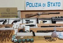 Scoperto a Catania arsenale con Kalashnikov, pistole, fucili e munizioni