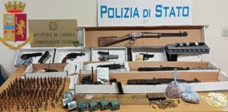Scoperto a Catania arsenale con Kalashnikov, pistole, fucili e munizioni