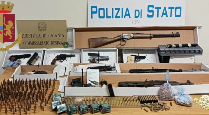 Scoperto a Catania arsenale con Kalashnikov, pistole, fucili e munizioni