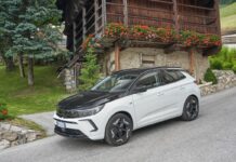 In viaggio per le vacanze con Opel Grandland GSe