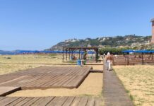 A Napoli ombrelloni gratuiti in spiaggia, servizio esteso anche a Bagnoli
