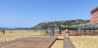 A Napoli ombrelloni gratuiti in spiaggia, servizio esteso anche a Bagnoli