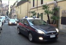Violenta una donna e la riprende con il cellulare, arrestato a Roma