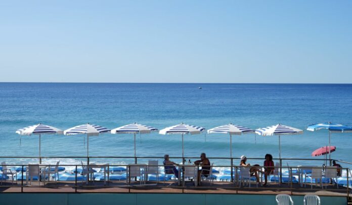 Mare Ligure a Cogoletto con poche persone sulle spiagge e nei stabilimenti balneari, e settimana prossima sarà ferragosto