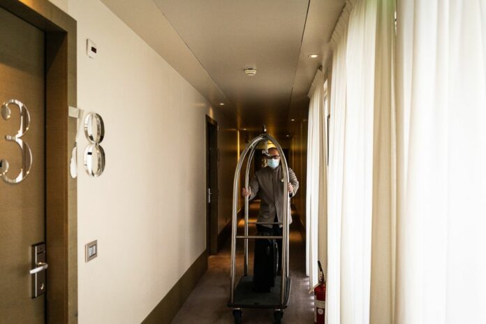 Milano - Riprende la stagione tursitica, alberghi riaprono. Nella foto: il rosa Grand Hotel di piazza Fontana