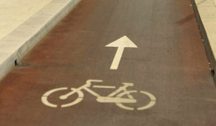 VIA VITTOR PISANI, AUTO PARCHEGGIATE SULLA PISTA CICLABILE IN SECONDA FILA