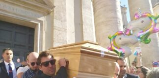 L’ultimo saluto a Michela Murgia tra lacrime, sorrisi e Bella Ciao