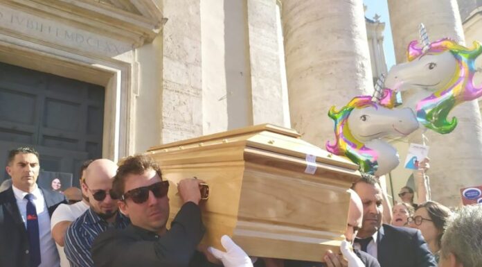 L’ultimo saluto a Michela Murgia tra lacrime, sorrisi e Bella Ciao